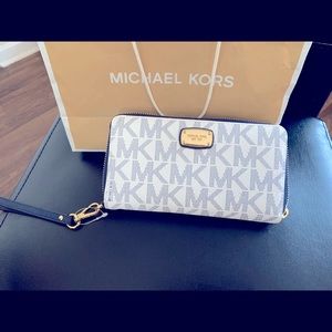 Michael Kors Lg Coin Multi Function Phone Case. Navy/Wht